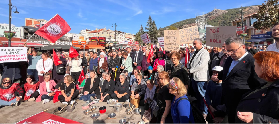 CHP TOKAT’TA KADINLARDAN GÜR SESLİ “TENCERE-TAVA” PROTESTOSU: “YOKSULLUĞA DA ADALETSİZLİĞE DE BOYUN EĞMİYORUZ!” - GÜNDEM - İnternetin Ajansı