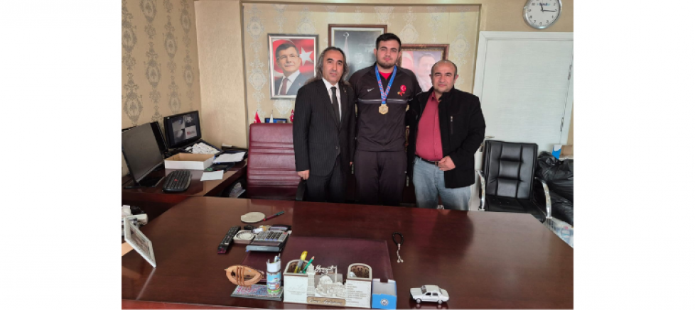 YOZGAT’IN ALTIN PEHLİVANI ÜZEYİR AYBERK BOSTAN, GELECEK PARTİSİ’NDEN TEBRİK ZİYARETİ - GÜNDEM - İnternetin Ajansı